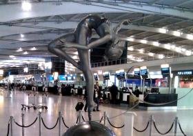 Aeroporto di Heathrow, terminale cinque. Scendo