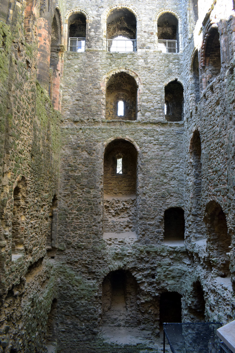 L'interno del mastio del castello, la foto evidenzia i vari piani