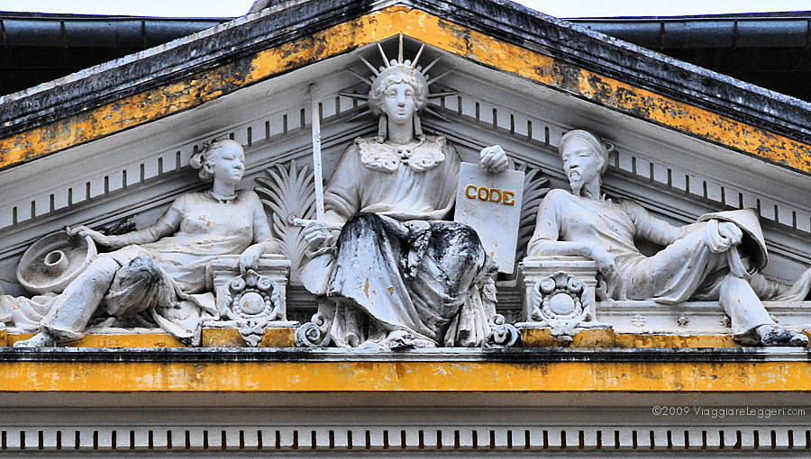 Dettaglio del frontone del Palazzo della Corte di Giustizia di Saigon
