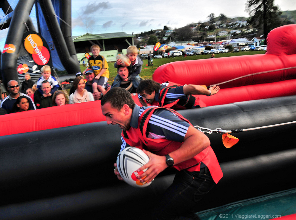 Gli All Blacks Aaron Cruden e Conrad Smith si sfidano a Taihape
