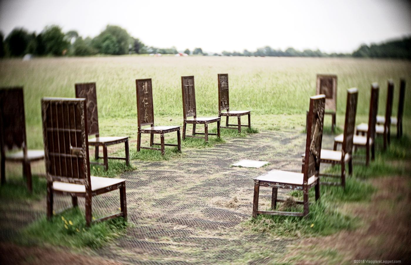 12 sedie in un prato inglese. Non sono stato io.