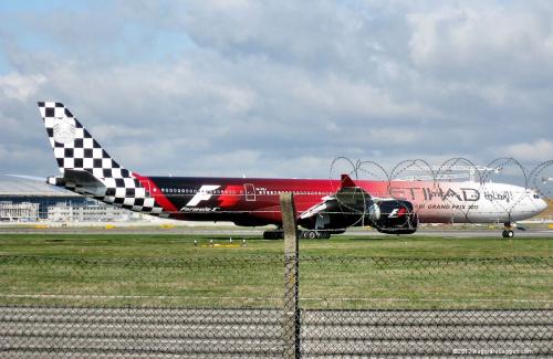 Un Airbus A340-642X (matricola A6-EHJ) della