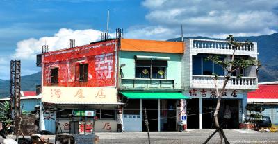 Casa con muro rosso a Taiwan; complimenti all'imbianchino