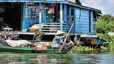 Lago di Tonle' Sap, in Cambogia: signora delle consegne