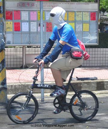 Un ciclista a Taoyuan (Taiwan) si protegge dal