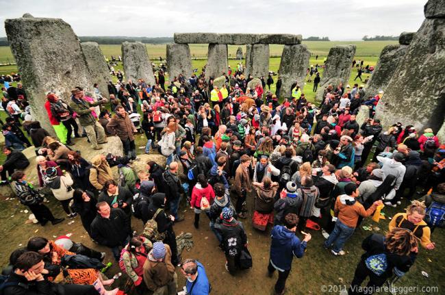 Folla nel circolo megalitico di Stonehenge