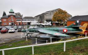 Hawker Hunter e, sullo sfondo, Hawker P.1127