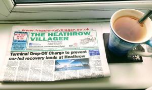 Una copia dell'Heathrow Villager e un te' alla curcumina, raccomandato dalla NHS per l'osteoartrite