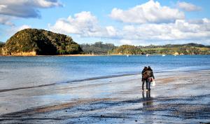 Una coppia in spiaggia in Nuova Zelanda
