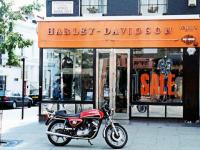 Moto Morini a Londra, di fronte ad un negozio Harley Davidson. Priceless